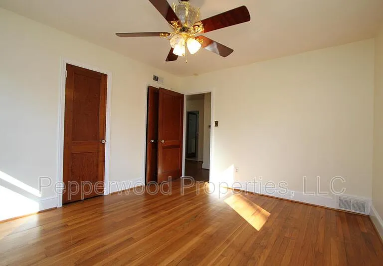 327 N Park Dr — Photo 5