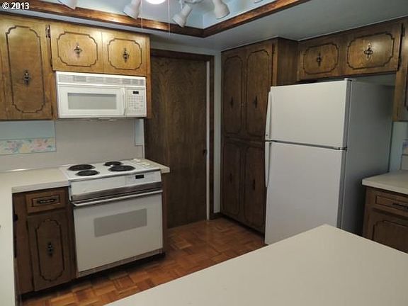 5th image of 10609 NE 37th Ave