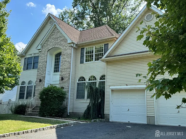 320 Arlington Ave — Photo 1
