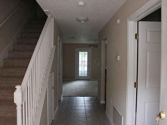 3rd image of 985 Scenic Oak Ln