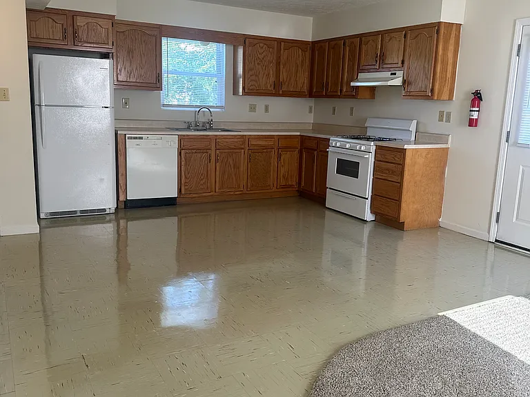1118 S Woodlawn Ave — Photo 3