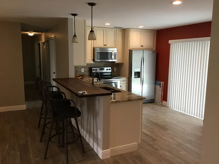 912 SE Dolphin Dr — Photo 4
