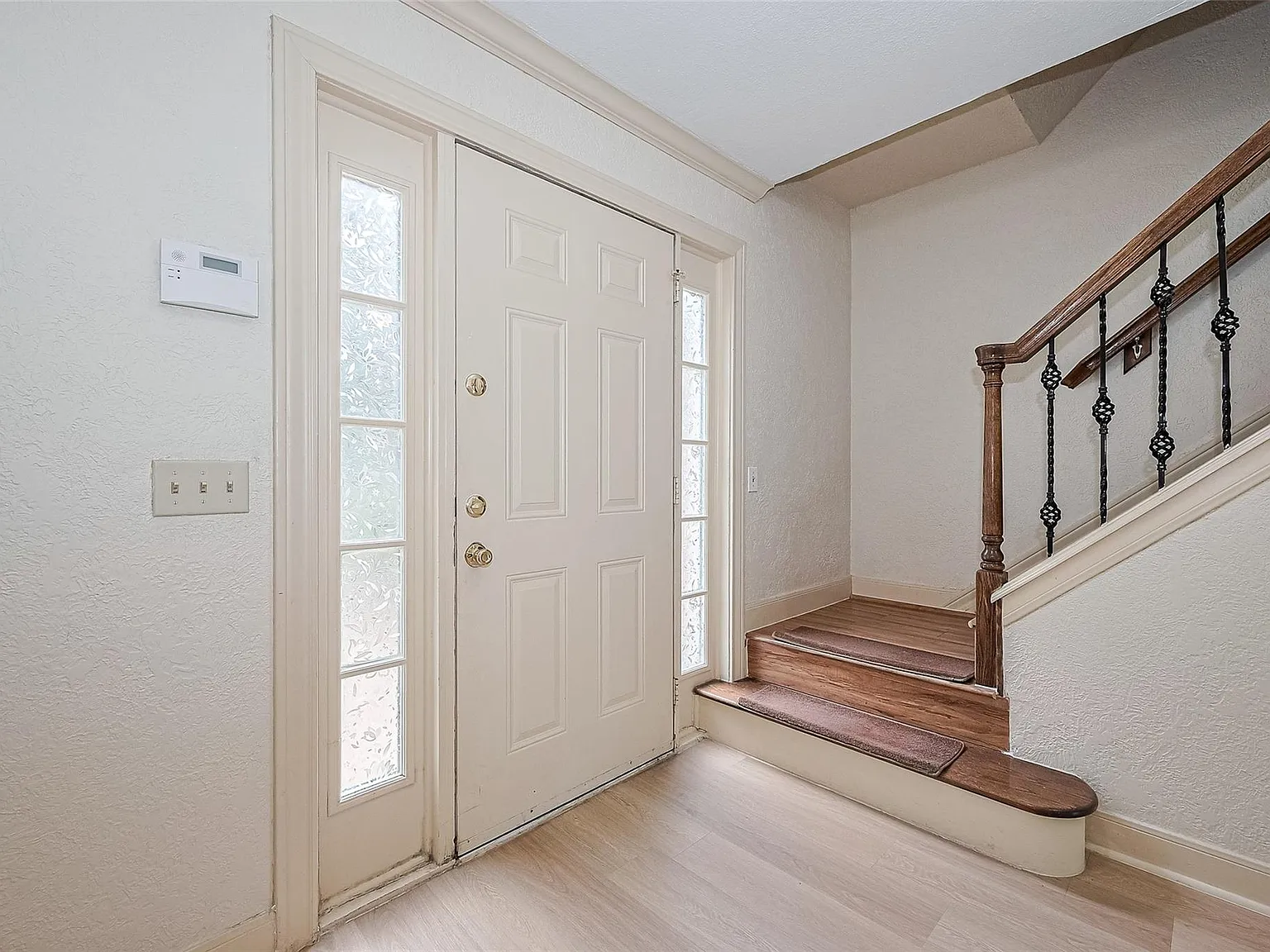 4 bed, 2.5 bath, 2356 sqft, $2,300 — Photo 4