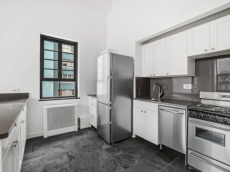 310 E 44th St #1611 — Photo 5