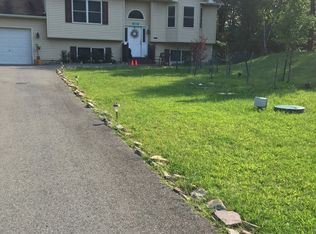 1252 Clover Rd, Long Pond, PA 18334