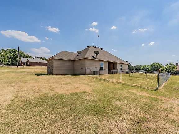 4th image of 102 Sunny Oaks Ct