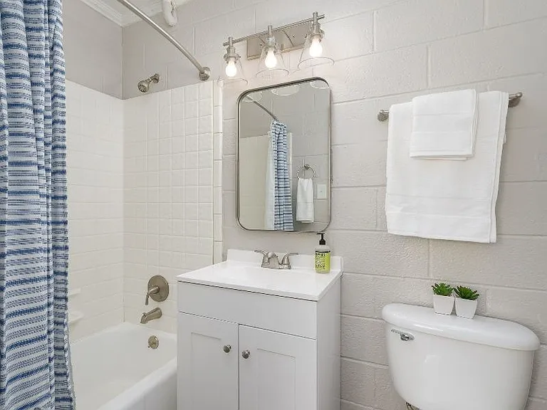 One Bedroom Across From Walking & Biking Trails in Fisher Park - Water & Parking Included — Photo 7