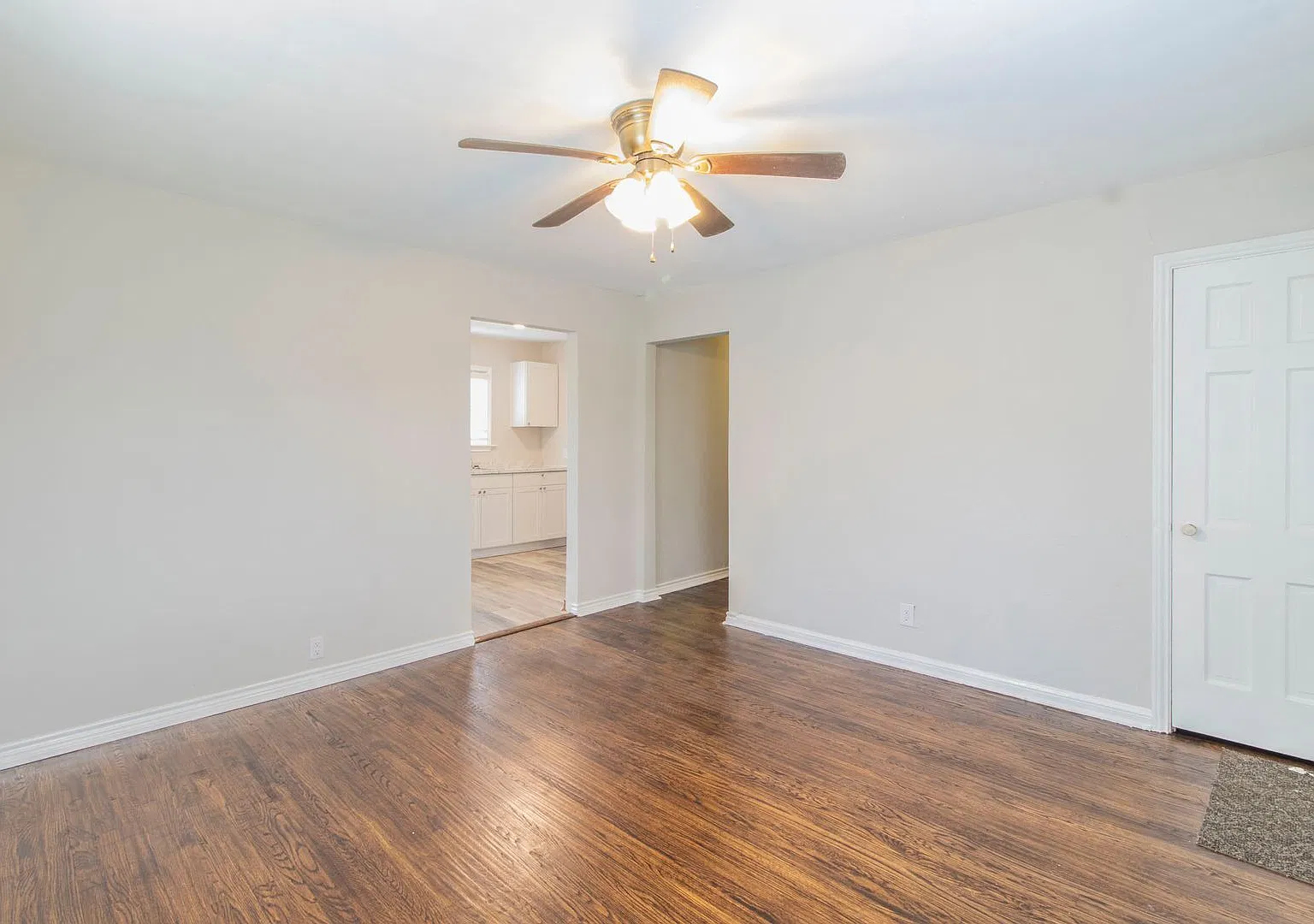 Update River Oaks Bungalow! — Photo 4