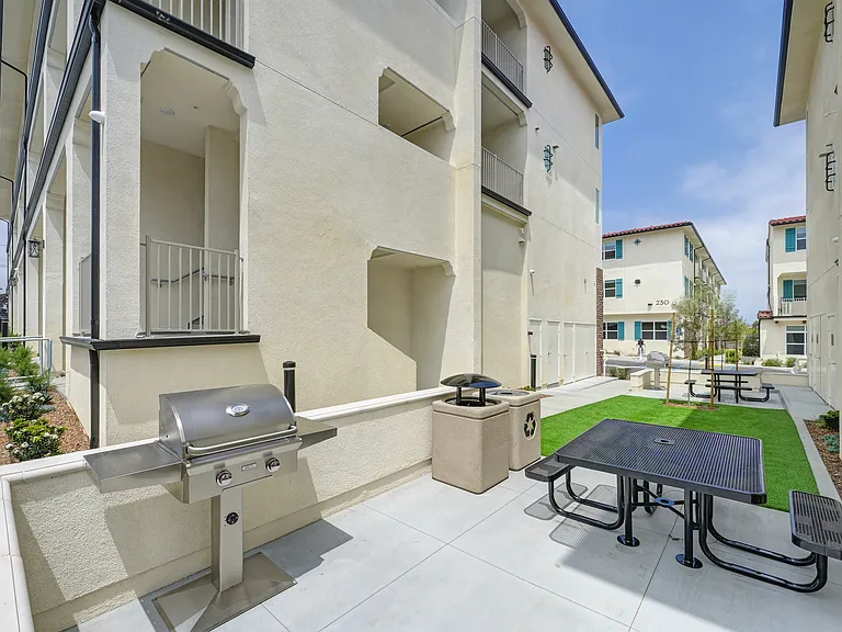 The Commodore Apartments — Photo 27