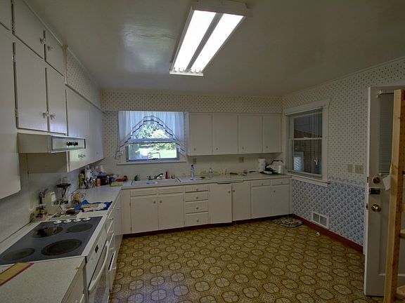 3rd image of 2431 77th Ave NE