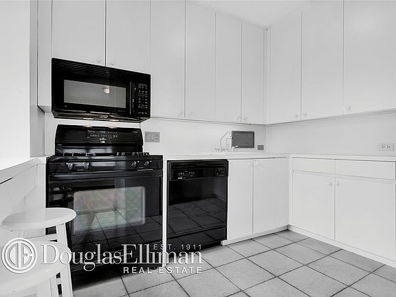 4th image of 160 E 38th St APT 10A