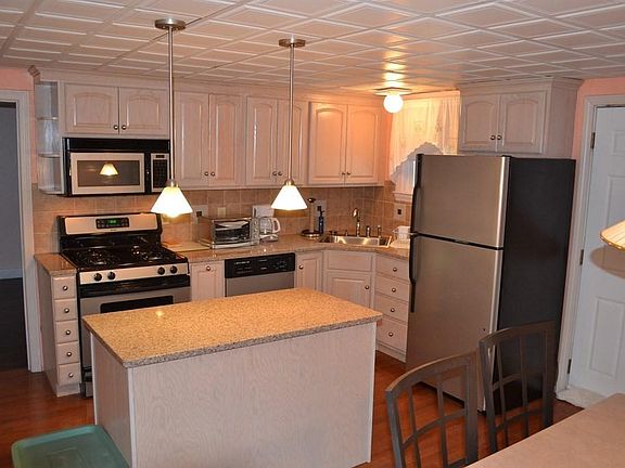 3rd image of 184 Walpole St #186