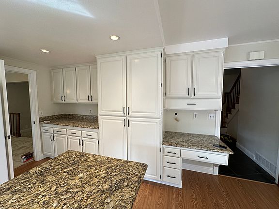 5th image of 642 Hyde Park Dr