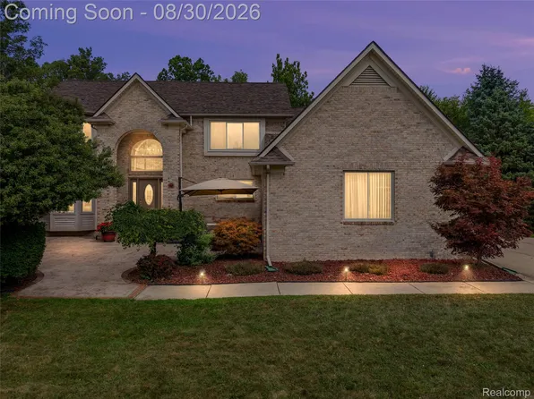 37570 Dale Dr, New Boston, MI 48164