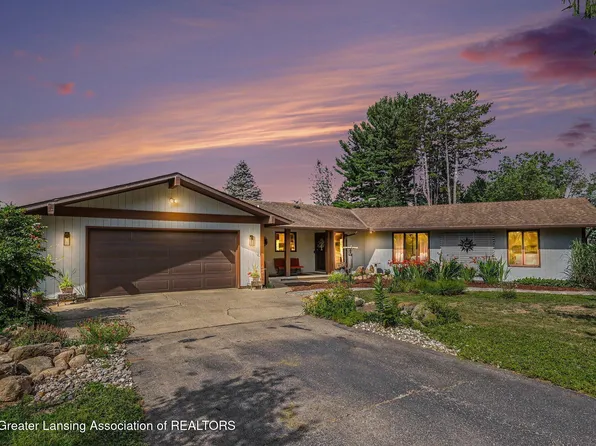 12196 Center Rd, Bath, MI 48808