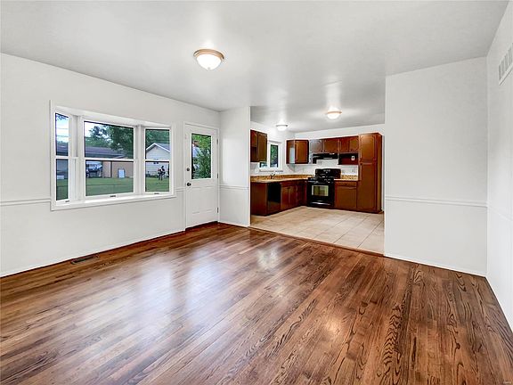 3rd image of 2725 Knollwood Ln