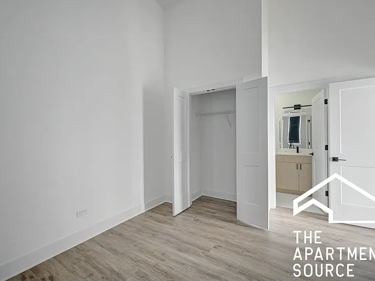 4709 N Artesian Ave #203 — Photo 5