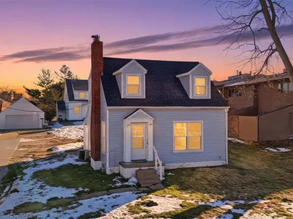 1228 Oakland Rd NE, Cedar Rapids, IA 52402