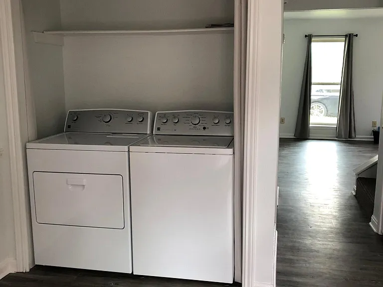 Washer/dryer included