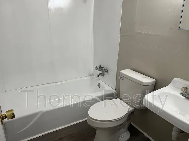 812 E Grand Ave — Photo 4