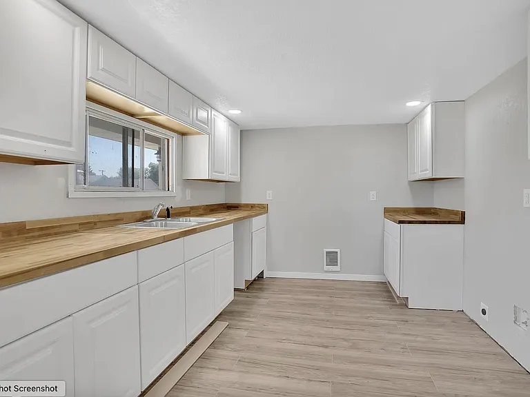 924 3rd St #B — Photo 4