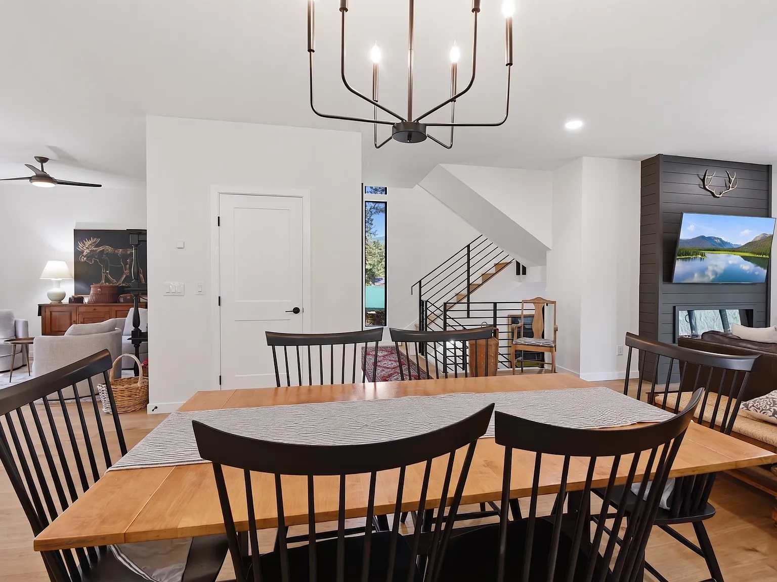 3 bed, 2424 sqft, $3,200 — Photo 1
