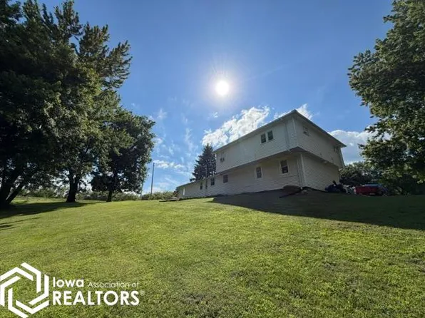 1386 Circle Dr, Brooklyn, IA 52211