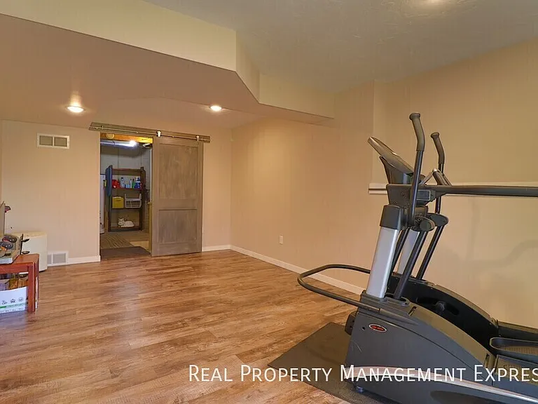 109 N Foss Ave — Photo 10