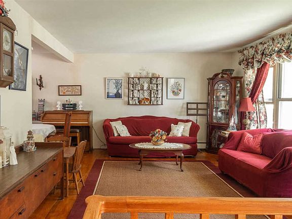 3rd image of 18 Baywood Ln