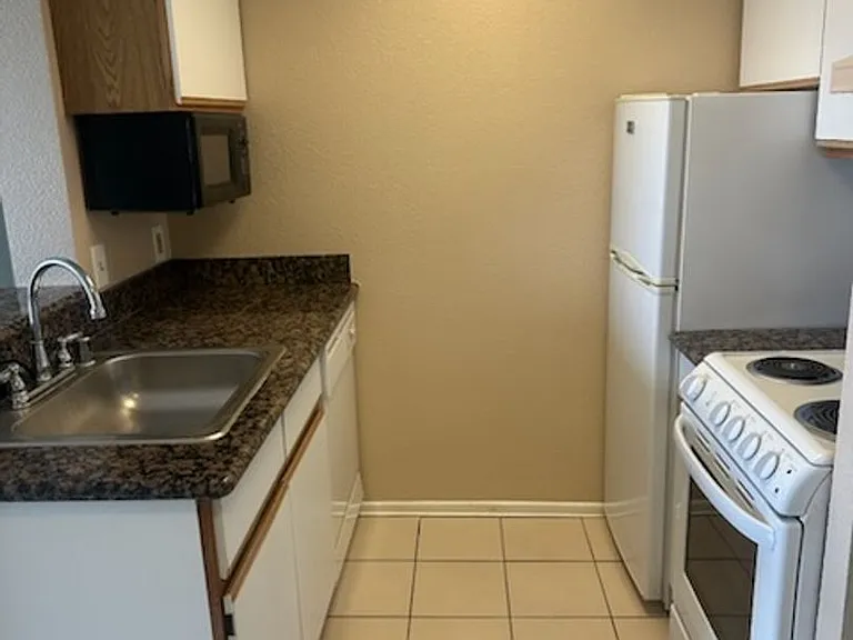 Russell Court Apartments — Photo 9