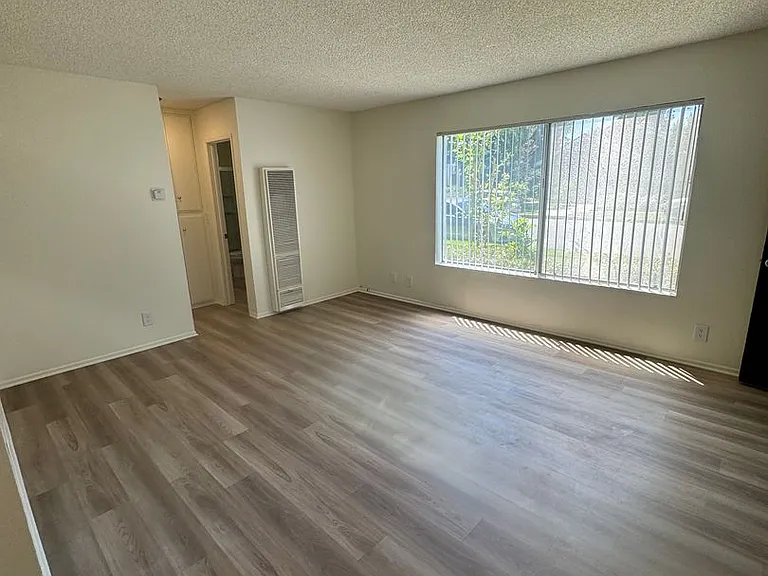 231 W Palmyra Ave — Photo 10