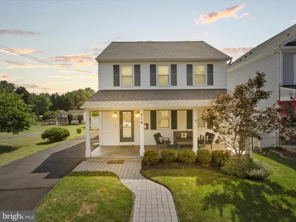 216 Catoctin Cir NE, Leesburg, VA 20176