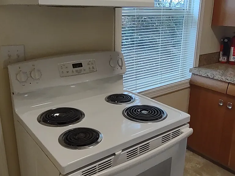 912 Chester Ave — Photo 12