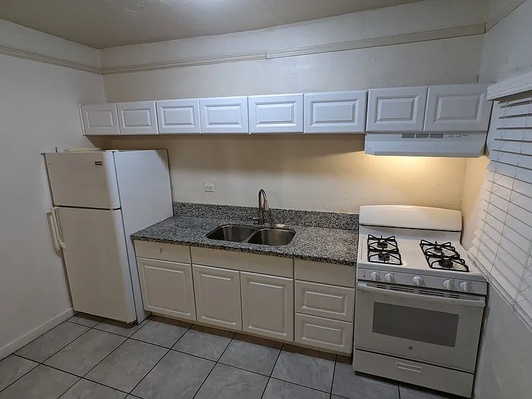 560 S Madison Ave — Photo 3
