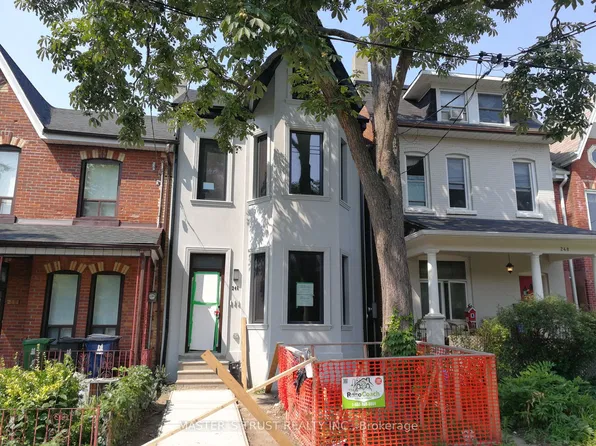 246 Lippincott St, Toronto, ON M5S 2P5