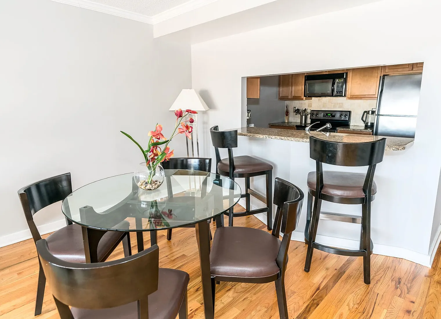1 bed, 1.0 bath, 721 sqft, $3,721 — Photo 3