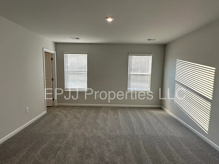 141 Randwick Ln — Photo 6