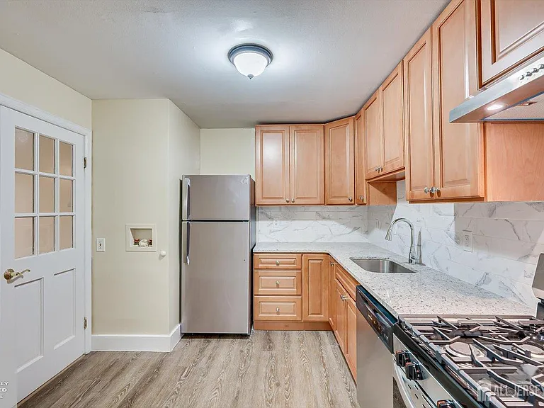 434 College Dr — Photo 6