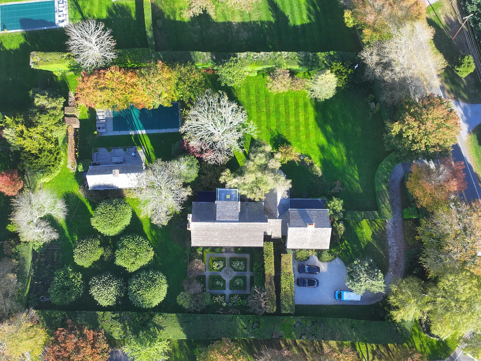 Historic Elegance Meets Modern Luxury SOH in Sagaponack — Photo 2