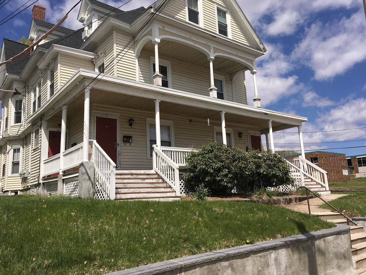 4 bed, 1.5 bath, 2200 sqft, $2,300 — Photo 2