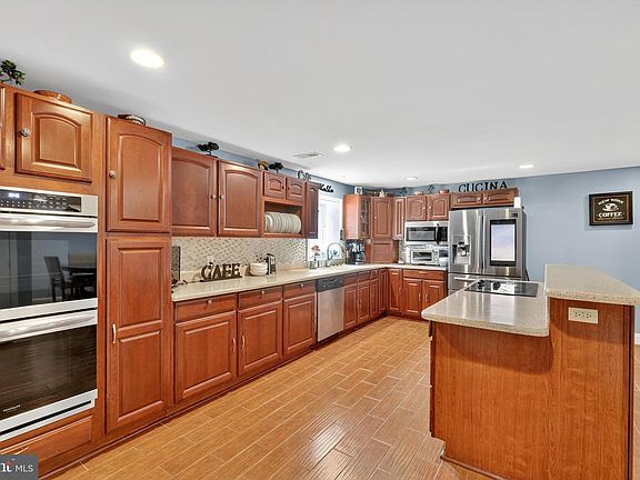 3rd image of 2103 Gibbons Ct