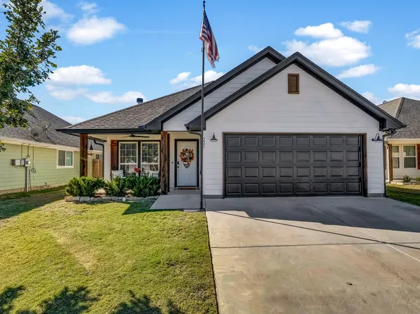 221 Lovers Path Dr, Springtown, TX 76082