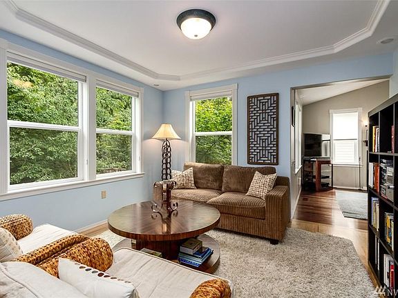 4th image of 902 Alder Ave NE