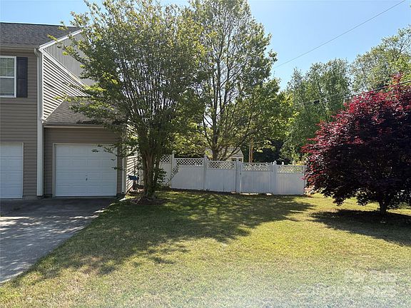 3rd image of 1104 Valley St