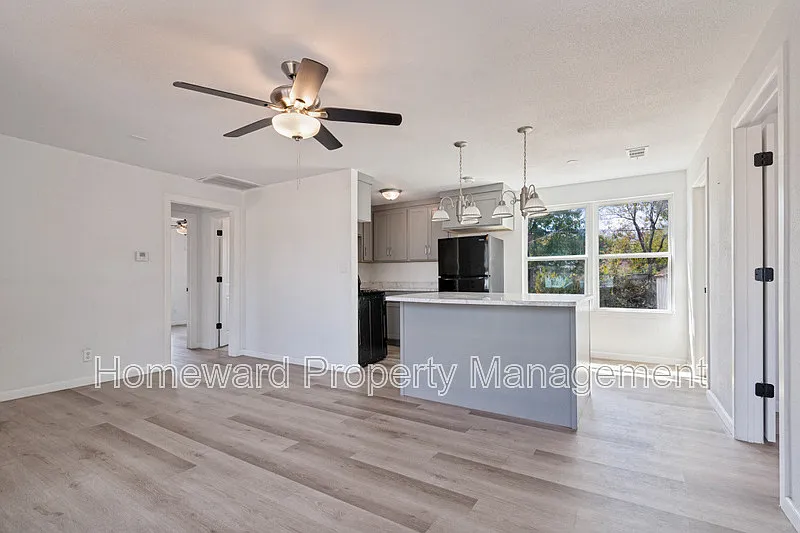 3 bed, 1.0 bath, 1140 sqft, $1,500 — Photo 3