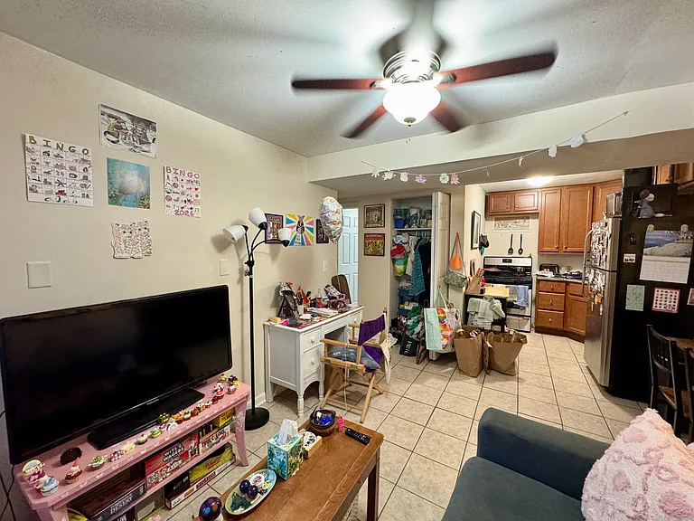 933 W Fletcher St — Photo 18