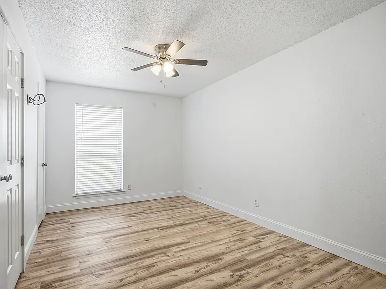 2729 Hurstview Dr — Photo 14