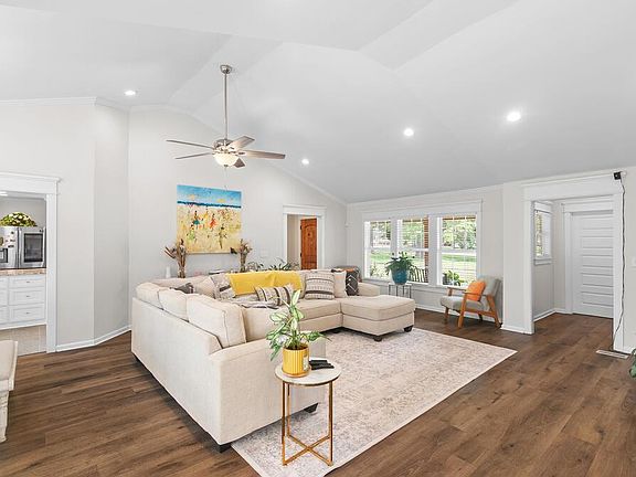 4th image of 801 Montezuma Ave