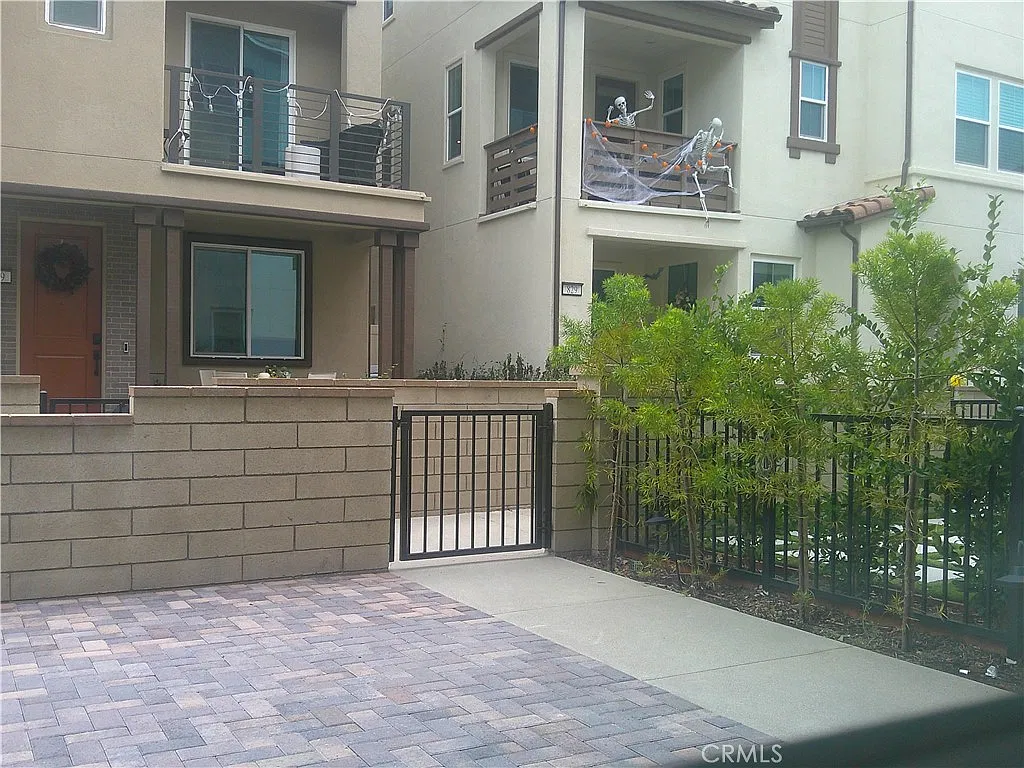 2 bed, 2.5 bath, 1414 sqft, $4,295 — Photo 3