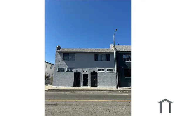Building Photo - 1739 W Vernon Ave